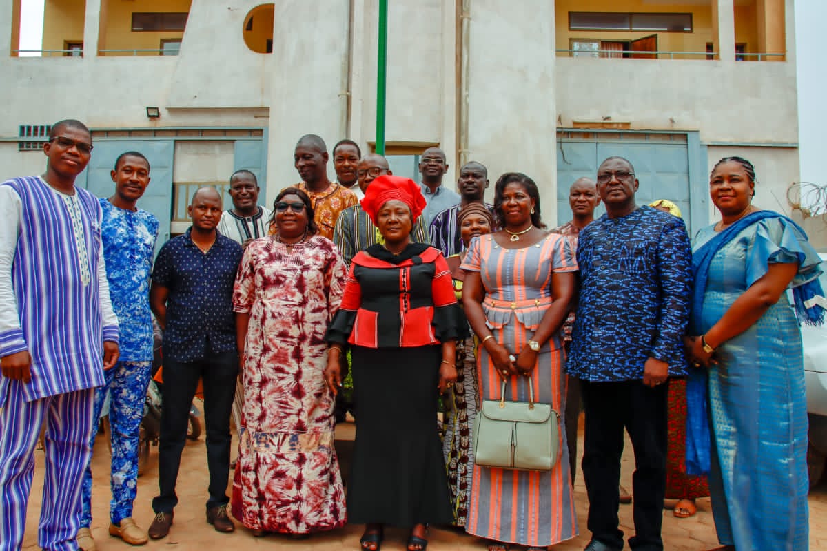 MCCAT_BF's tweet photo. La ministre Valérie KABORE a visité les services du MCCAT logés au sein de l’Immeuble KAFANDO ce 6 juin 2022 pour s'enquérir des conditions de travail des agents.
Lire la suite 👉 https://t.co/DdmvfQgczt https://t.co/FjRD2xHxk5