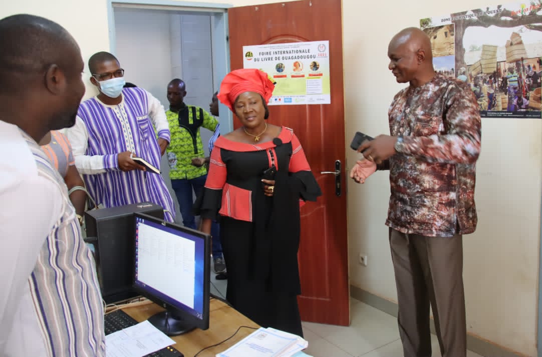 MCCAT_BF's tweet photo. La ministre Valérie KABORE a visité les services du MCCAT logés au sein de l’Immeuble KAFANDO ce 6 juin 2022 pour s'enquérir des conditions de travail des agents.
Lire la suite 👉 https://t.co/DdmvfQgczt https://t.co/FjRD2xHxk5