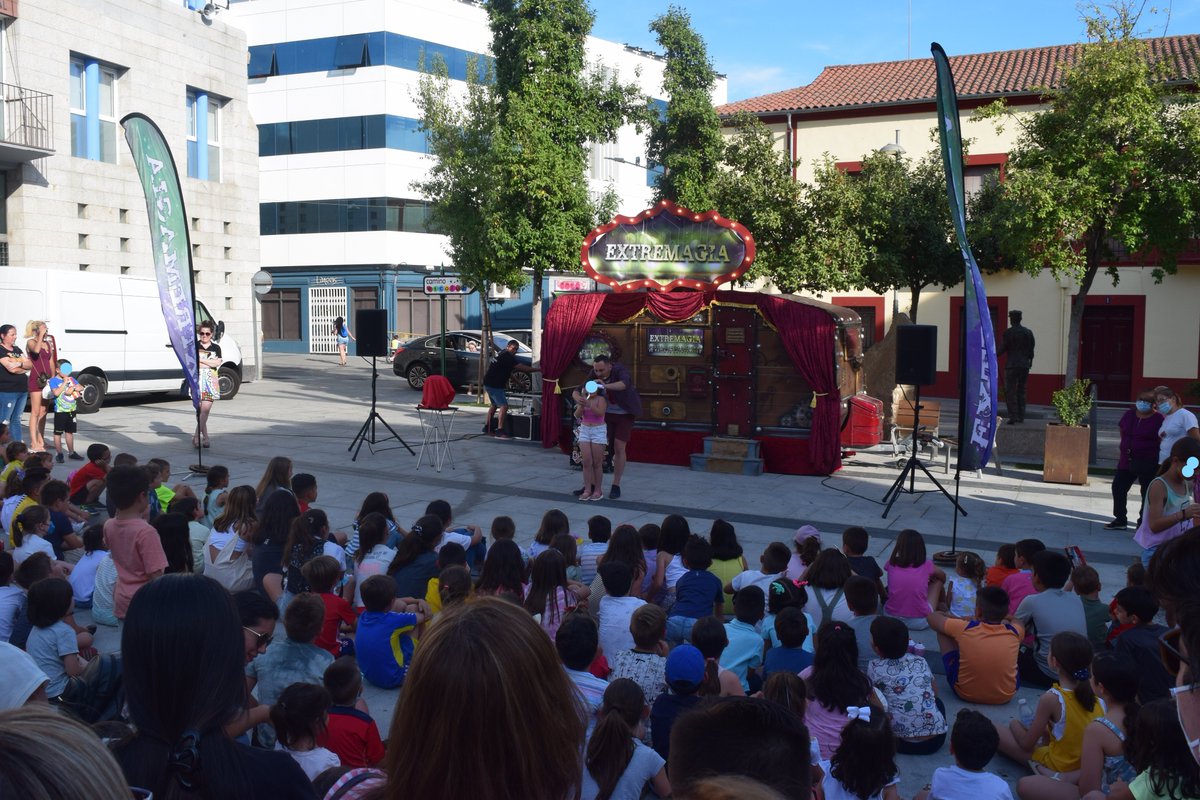 MiajadasCultura's tweet photo. La caravana del Festival Internacional de Magia de Extremadura #Extremagia, a su paso por #Miajadas https://t.co/Bb90MSGH7L