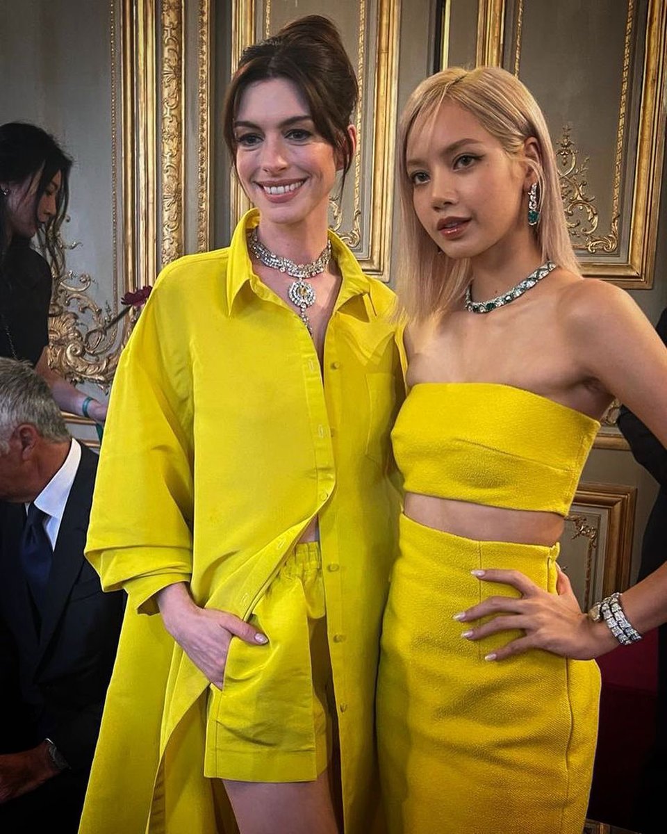 PopCrave's tweet photo. #BLACKPINK’s #LISA and Anne Hathaway for @BulgariOfficial’s High Jewelry &amp; High Watches Exhibition. https://t.co/vvjQArTfau