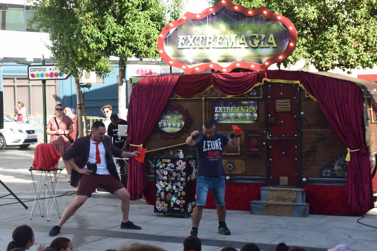 MiajadasCultura's tweet photo. La caravana del Festival Internacional de Magia de Extremadura #Extremagia, a su paso por #Miajadas https://t.co/Bb90MSGH7L