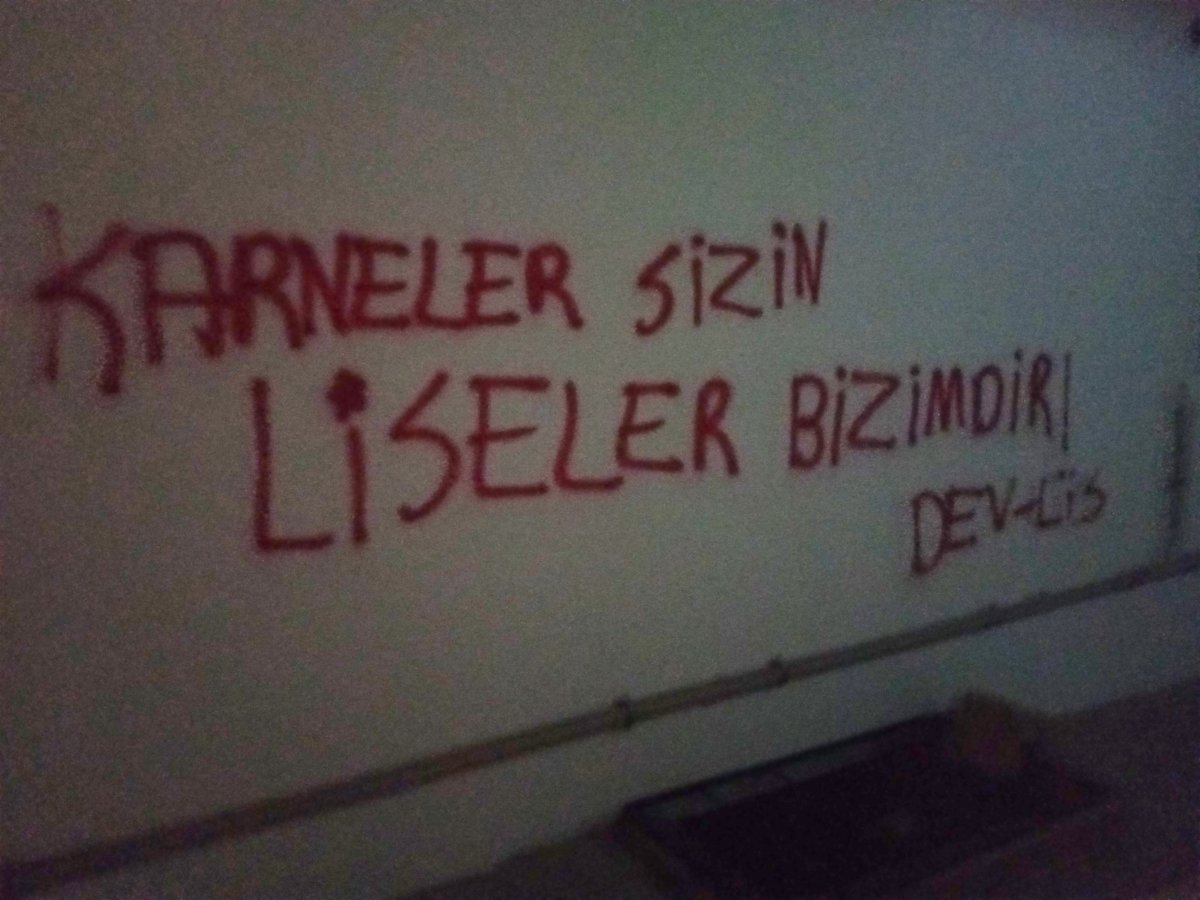 DevLis1969_'s tweet photo. 📍 Sarıgazi -Kadıköy

Her geçen gün niteliksizleşen eğitim sisteminin karnesini tanımıyor, lise sıralarından büyüyen öfkemizle karnelerimizi yakıyoruz!

Tüm sıra arkadaşlarımızı Eşit Parasız Bilimsel Anadilde eğitim için Dev-Lis saflarına çağırıyoruz!
📞: 0542 159 19 69 https://t.co/FD4h7jcbDQ