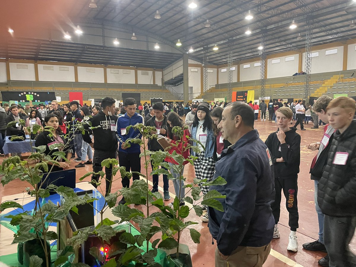 En Capioví Jornada “Una Sola Tierra” organizada por el Profesorado de Ciencias Agrarias y Protección ambiental #PROCAYPA junto a la municipalidad. 
Talleres temáticos con instituciones y más de 200 jóvenes participando y aportando su mirada. 
#ComprometidosconNuestroAmbiente