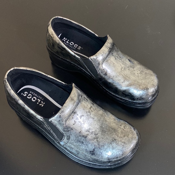 suzcat12's tweet photo. So good I had to share! Check out all the items I'm loving on @Poshmarkapp #poshmark #fashion #style #shopmycloset #klogs #converse: https://t.co/t7bDGZ9BfP https://t.co/eBWJQ8XYWv