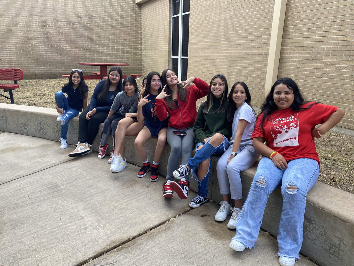 mrssilvas_esl's tweet photo. Summer ESL Academy 2022 off to a great start 🤩  Looking forward to seeing lots of growth and having lots of FUN!! #ESL #teachertwitter @TISDMulti @henagan_s https://t.co/ymLyMtx2No