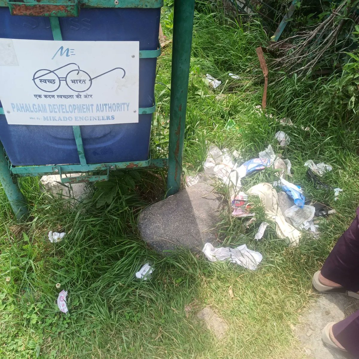 jkuwwf's tweet photo. Please be careful when you throw away your sanitary napkin on roads
This is the situation at pahalgam lavender park where ladies are throwing sanitary napkin in washrooms and outside of washroom. Now it's high time to make a change we need to educate people https://t.co/rPxEC47n86
