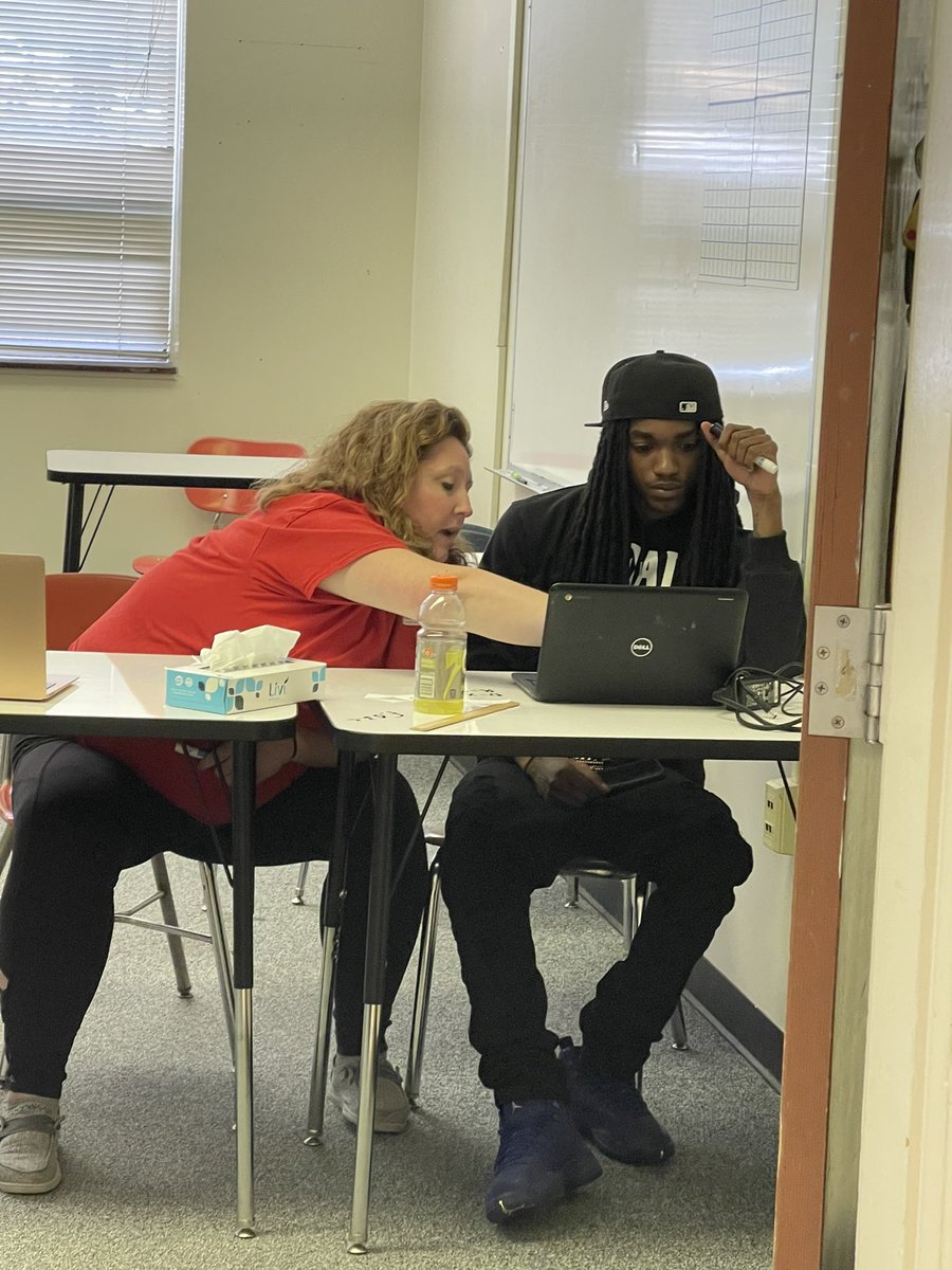 CLC_Pinckney's tweet photo. This is what dedication looks like in both a teacher and a student! #Classof2022 #PinckneyPRIDE #gettingitdone #onekidatatime #alted π€π»π€πΎπ€πΏ https://t.co/G3ltMsFGpv