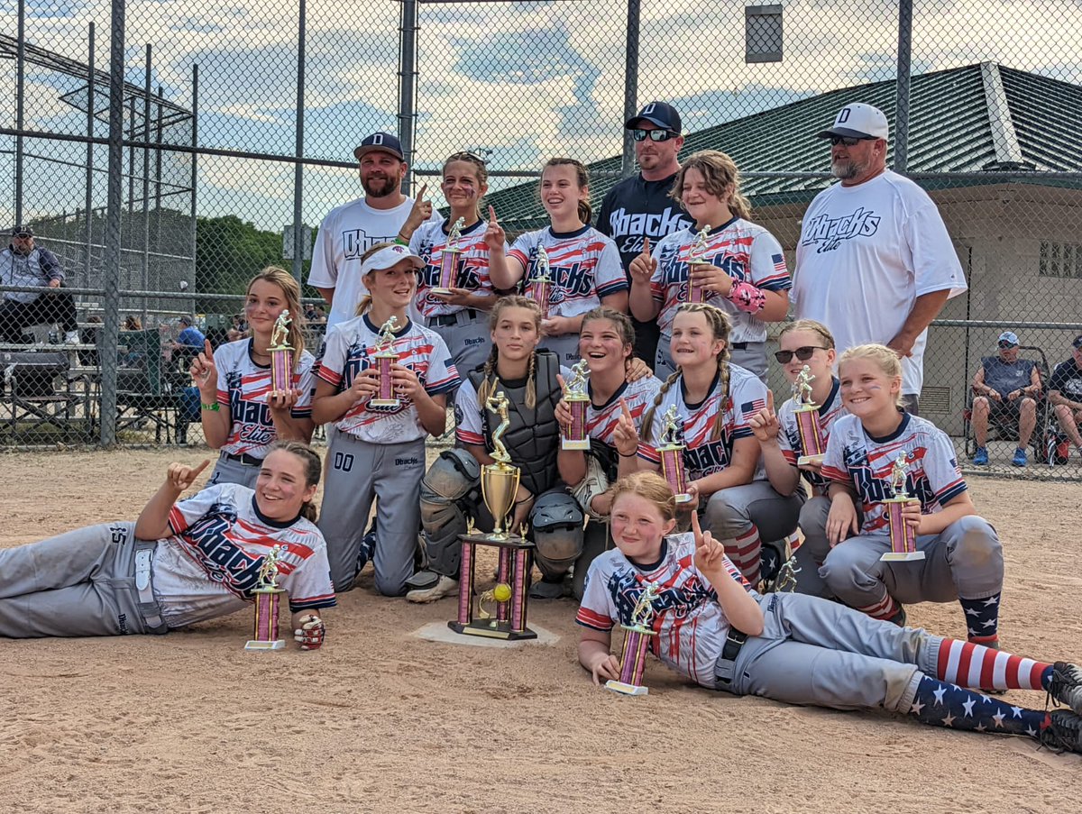 Corrine_L_AMS's tweet photo. I had a tournament this weekend and we won. I caught every game this tournament and we didn't lose any games. #BAMSCE #AMSWeekendUpdate https://t.co/nAVc5DV5tY