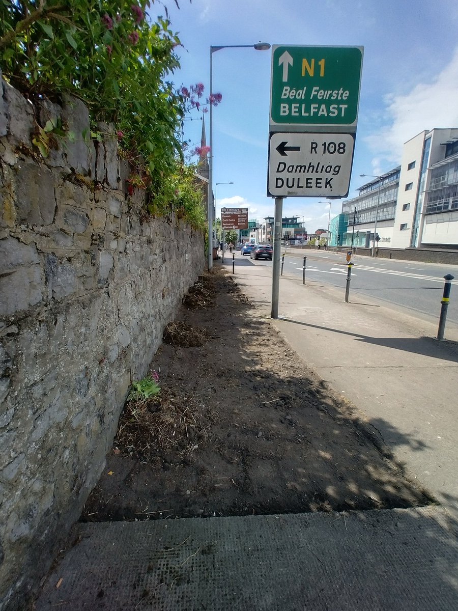 DrogTidyTown's tweet photo. Dublin Road Clean Up by @DominickBran 
Some before and after pics

#droghedatidytowns
#adoptanarea https://t.co/7MrOL6H1Cn