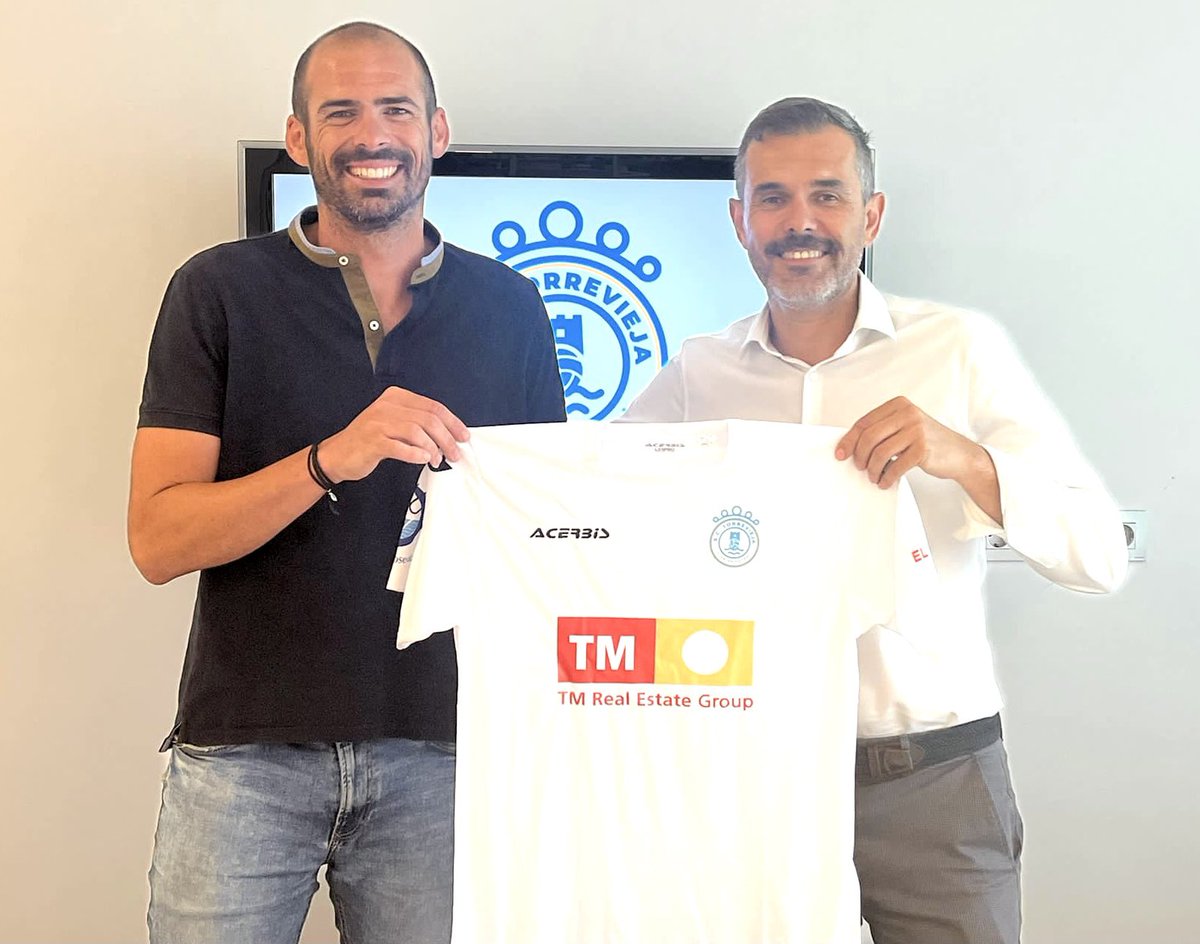 SCTorreviejaCF's tweet photo. 📋COMUNICADO OFICIAL

El Club ha cerrado esta mañana acuerdo con el entrenador José Antonio Gil para que dirija al primer equipo.

🫂El entrenador, procedente del @almoradi_club, estará acompañado por su cuerpo técnico.

🔵TU SUERTE SERÁ LA NUESTRA⚪️

#SCTorrevieja https://t.co/f9Yo36l04i