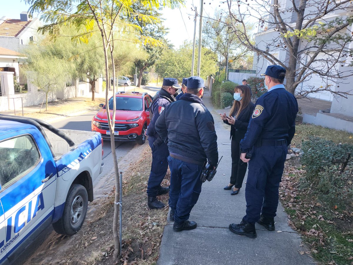PoliciaCbaOf's tweet photo. La jefa de #Policía Liliana Zarate Belletti supervisó los #Operativos de Seguridad, desplegados en distintos puntos estratégicos de la zona norte de nuestra  #Ciudad. En la ocasión, la acompañó el subdir. gral. de Seguridad Capital Zona Norte, Víctor Di Stefano. https://t.co/LHuXK7r8R3