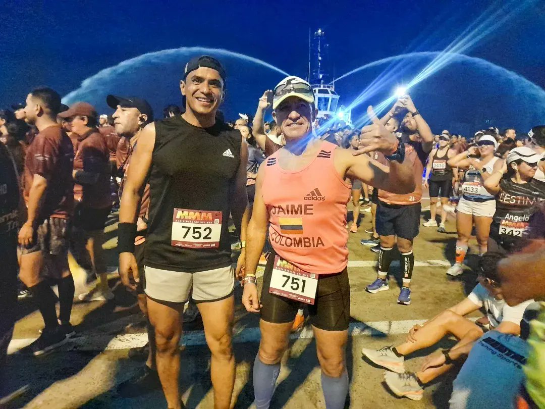 AquiYaSeCorrio's tweet photo. Así comenzó la fiesta ayer antes de sa partida de la @mmmdelmar compartiendo con amigos esta gran pasion. 

#AquiYaSeCorrio
#SoyDonanteDeVida
#7maratones7dias7vidas
#adidasrunnersbogota
#ultraboost21
#experienciagarmin 
#WeRunBogotá 
#YoElegiCorrer https://t.co/9Erx5b1Er0