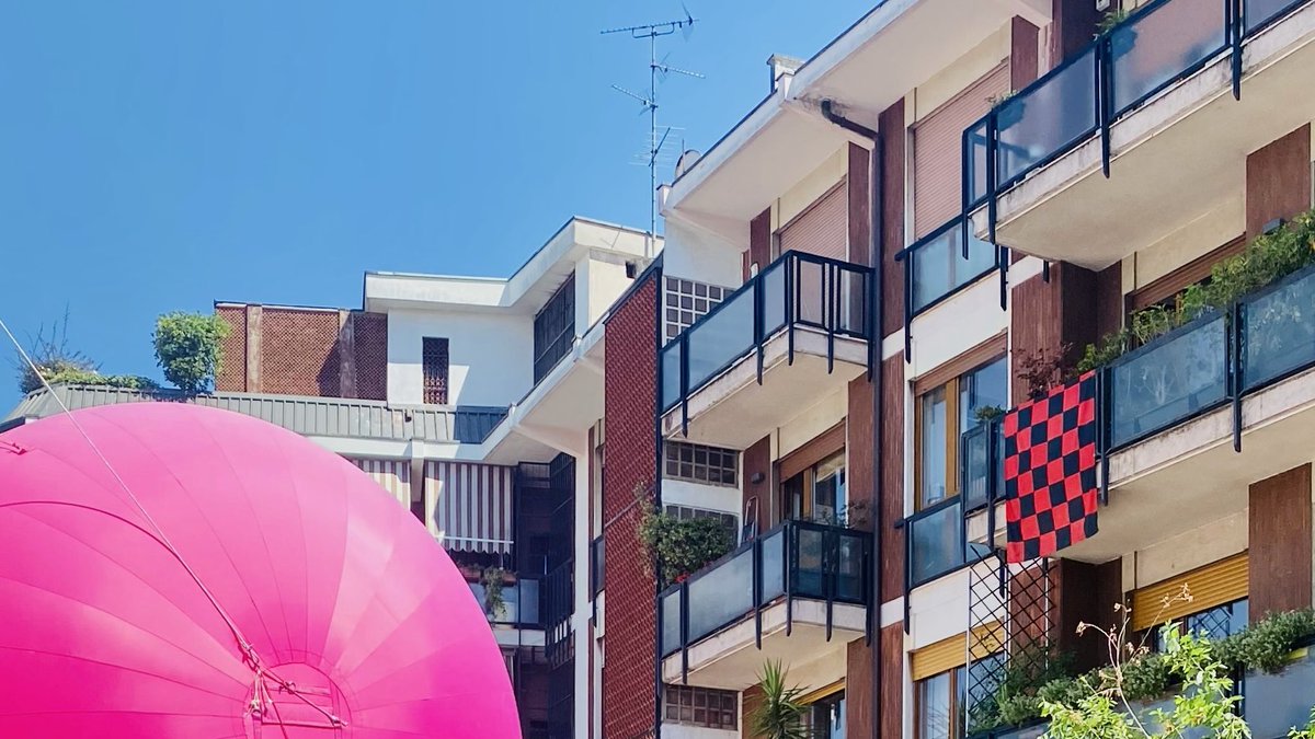 Le design🇨🇭est à l’honneur à Milan, où la #semainedudesign propose un dialogue unique entre créateurs, hautes écoles et entreprises. Une vitrine mondiale pour les jeunes créateurs réunis à la @HofSwitzerland par @prohelvetia, qui portent haut la réputation de la Suisse.