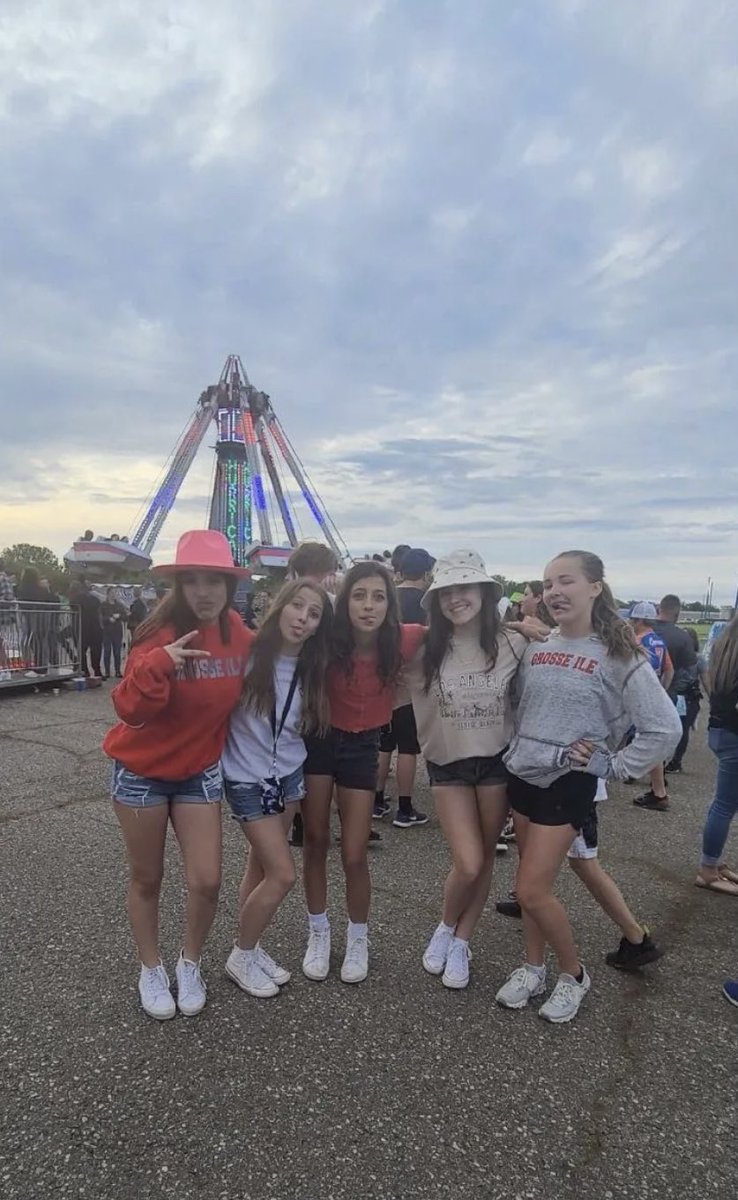 Katelyn_C_AMS's tweet photo. This weekend i went to the island fest with my friends. I had a lot of fun with my friends and went on a lot of rides. π‘π‘π‘ #BAMSCE #AMSWeekendUpdate https://t.co/JFmhzdwWpI