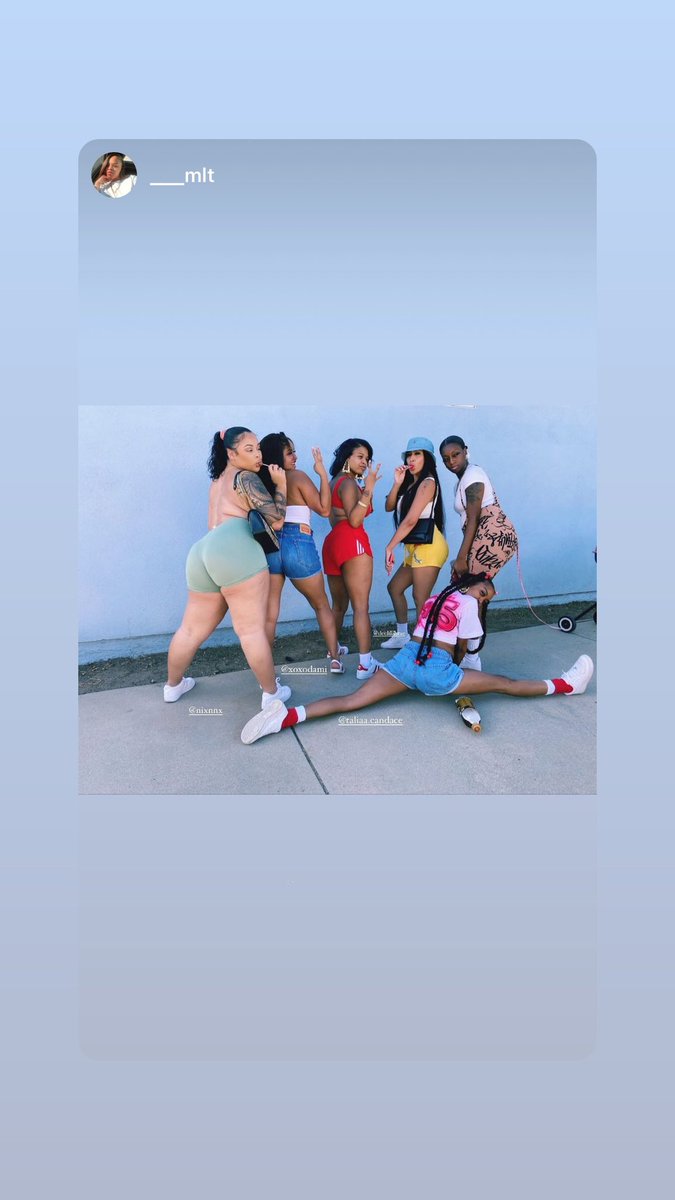 imTaliaa's tweet photo. A year ago today I threw a 90s bbq and was drunk than a skunk 🙂 https://t.co/W4TcBOHHBL