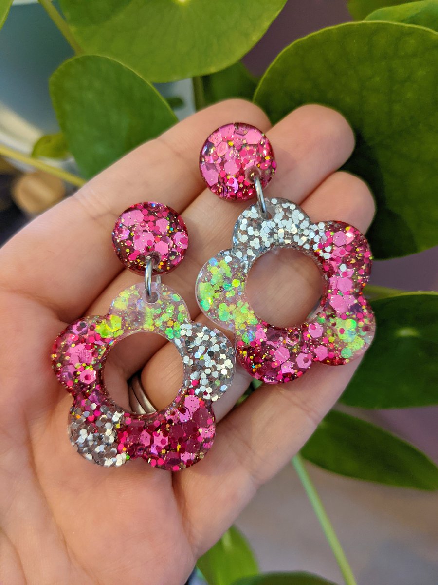 jazzythingsco's tweet photo. a pink sparkle earring appreciation tweet ❤️✨ https://t.co/Em1cURKSWN