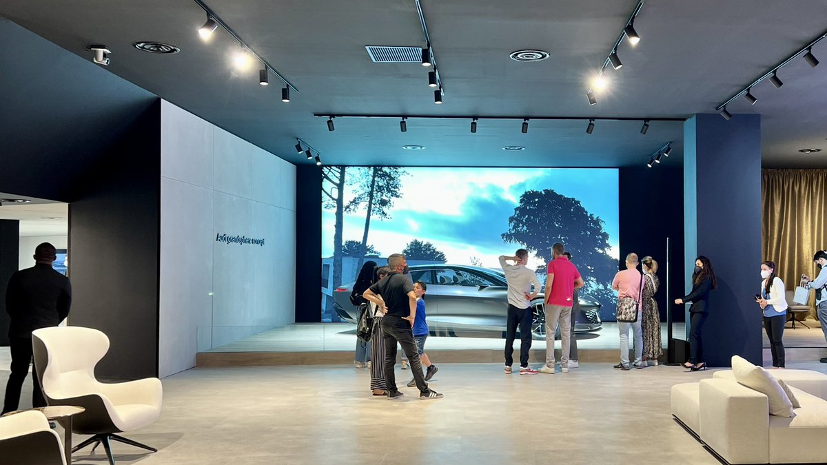 pichikyo's tweet image. アウディは2025年のゼロエミッションへの取り組みへプレゼンを全振り。工場のサステナビリティ化や廃材の再利用など取り組みを紹介しながらEVコンセプトカーを展示していた
1枚目は「Audi A6 Avant e-tron concept」
#MilanDesignWeek2022
#ぴちきょサローネ2022