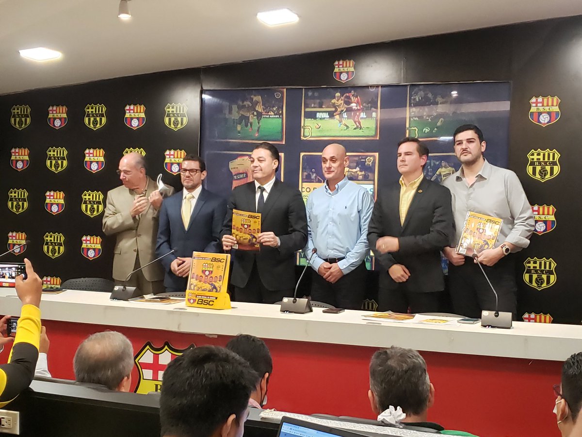 Diario_Super's tweet image. El álbum tiene como figuras a la plantilla actual, jugadores históricos, invitados de las Noches Amarillas a partir del 2016. También, por primera vez, el plantel femenino es parte del promocional.