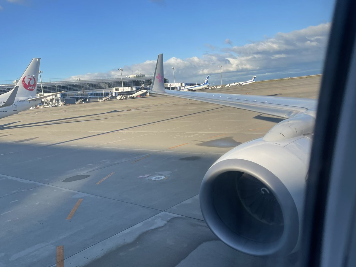 s14tomoya's tweet photo. スカイマークの新機材はめちゃ快適だった！！
座席間広くなったし、USB使えるし最高だ👍
#スカイマーク　#BC549 #JA73AA https://t.co/Cp62EVzsKs