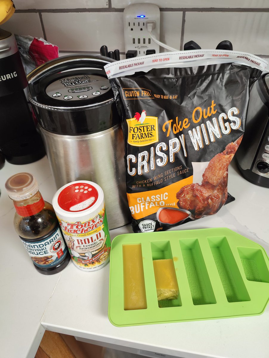 GrowBro24's tweet photo. Tonight for dinner I'm having @FosterFarms Buffalo Wings infused with #MagicButter, @PandaExpress teriyaki sauce, and @TonyChacheres https://t.co/ByehQqRA28
