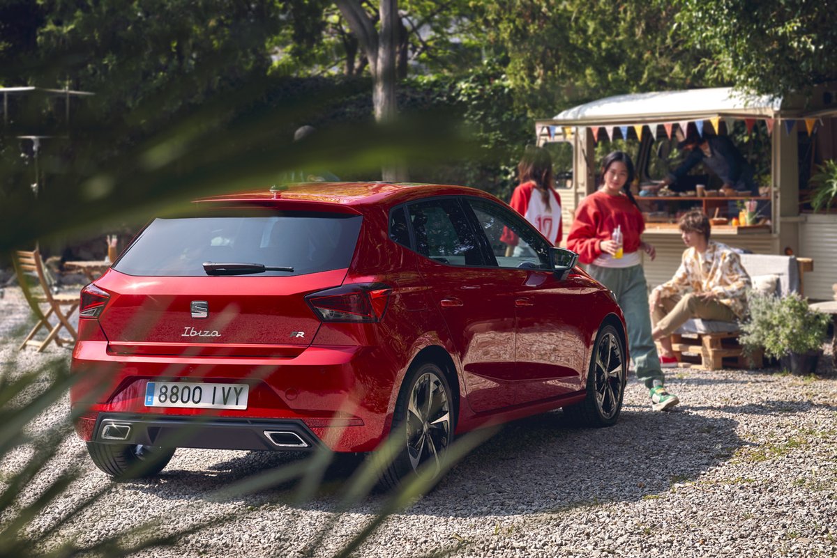 DyeMotor's tweet photo. ¿Desapercibido? Jamás si vas a bordo del #SEATibiza. Un rediseño con líneas más dinámicas, nuevas llantas de aleación de 18'' y faros Full LED 😎 https://t.co/5Mz1G8c3Z6 

#SEAT #Fuenlabrada #MotorDYE🥇 https://t.co/aJCo7F2z7z