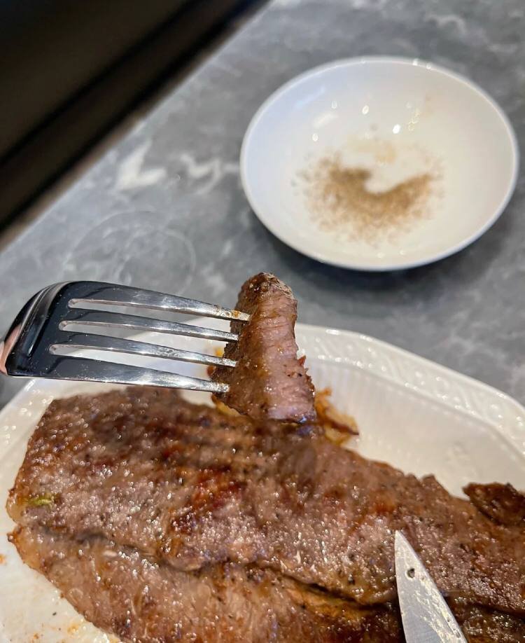 StacyDa35844916's tweet photo. Today's dinner, Chinese veal chop. Worked out for an hour and worked up a sweat. Reward reward yourself. Boys have to take care of themselves too🥸.#LoveIsland https://t.co/wRtlZaBE6Q