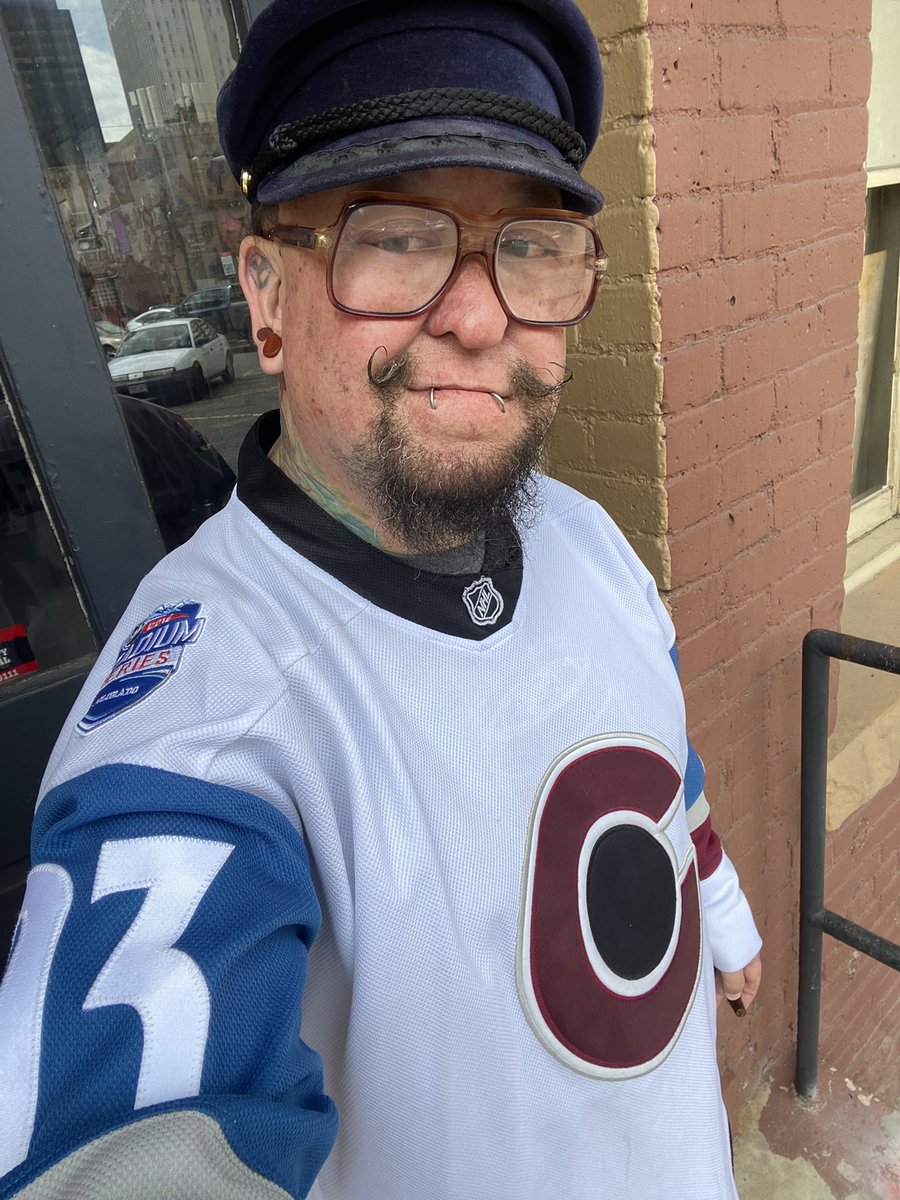 Tat_Jon_lew's tweet photo. @ConorMcGahey I’m listening to @Avalanche from home on the radio tubes #winfornaz #GoAvsGo #FindAWay https://t.co/lfutaPkQ8G