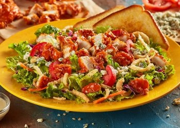 MzGOALdigger's tweet photo. I so hurt today. My favorite zalad is no longer 😢😢 @Zaxbys why?!?!? #teambluezalad https://t.co/mSv5pkztTS