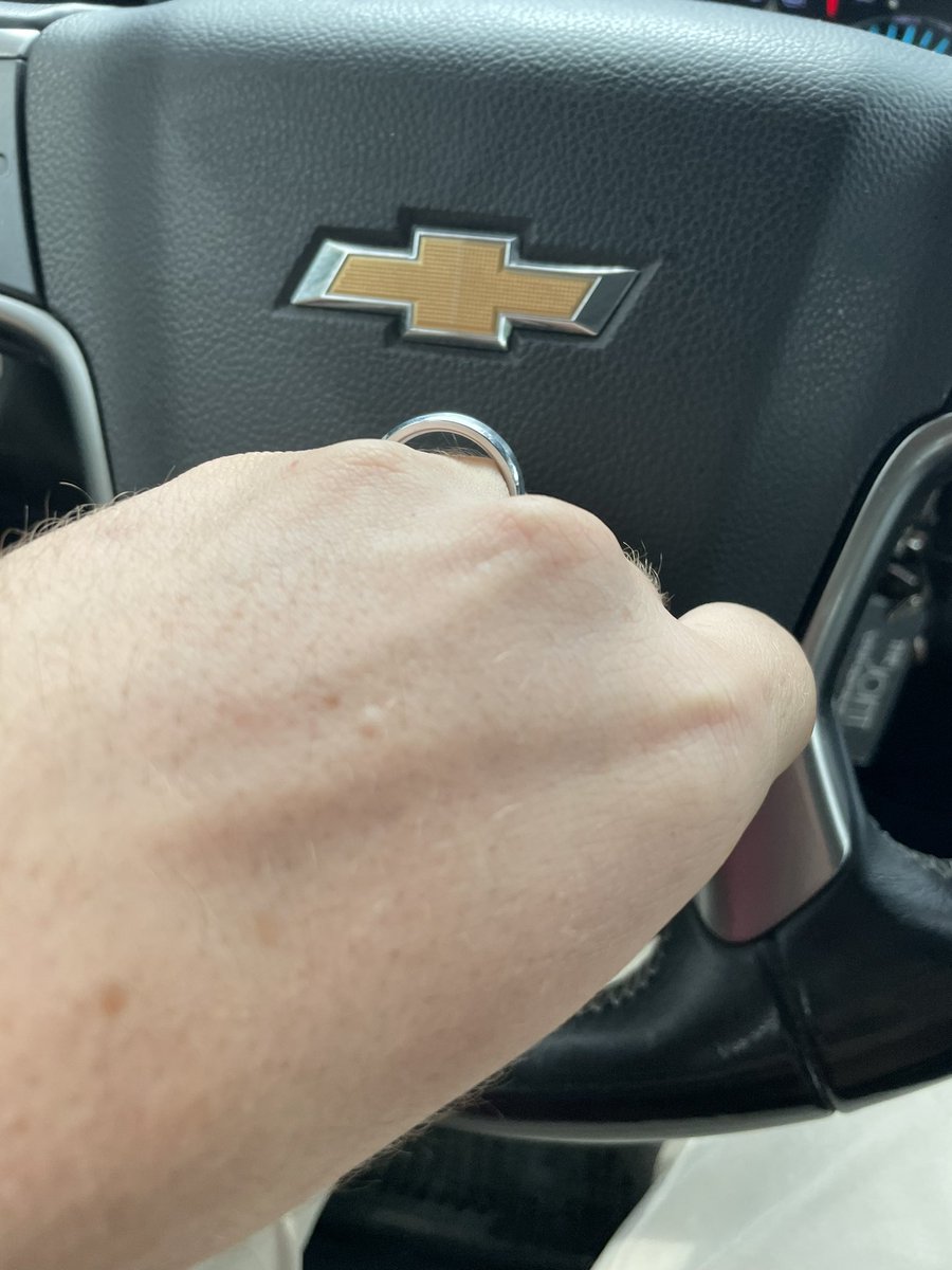 lemikemoret's tweet photo. Can anybody else see things between their wedding ring and finger? Nope? 

Only me who had too much fried chicken and thanksgiving food the week I went ring shopping? https://t.co/FPtzRGv6Rs