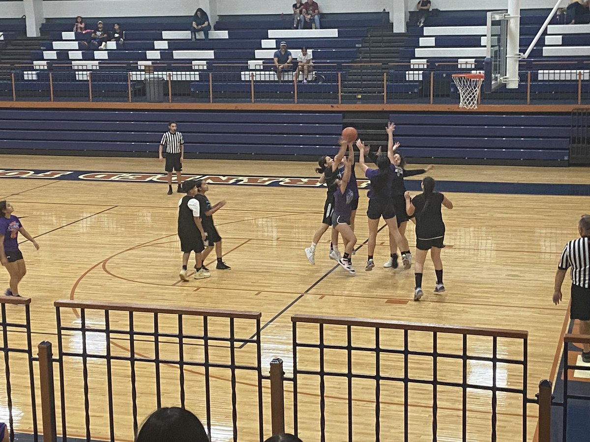 M_Juarez25's tweet photo. Love to see our Scorpions get work in the off season! These girls are committed to getting better! #ScorpionStrong #WorkAsHardAsYourExpectations great job @slee1966 on getting their focus right! @ClintISD and thank you Coach @ssolis3 for all that you do! https://t.co/MgPUG4y3OP