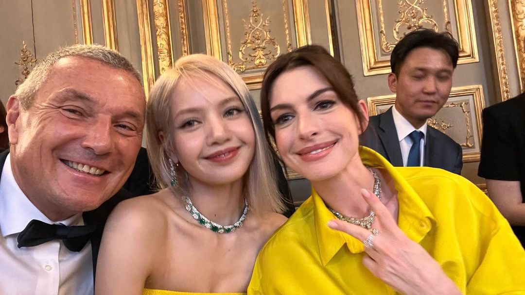 PopCrave's tweet photo. #BLACKPINK’s #LISA and Anne Hathaway at the @BulgariOfficial High Jewelry &amp; High Watches Exhibition. https://t.co/yMLAXMupNm