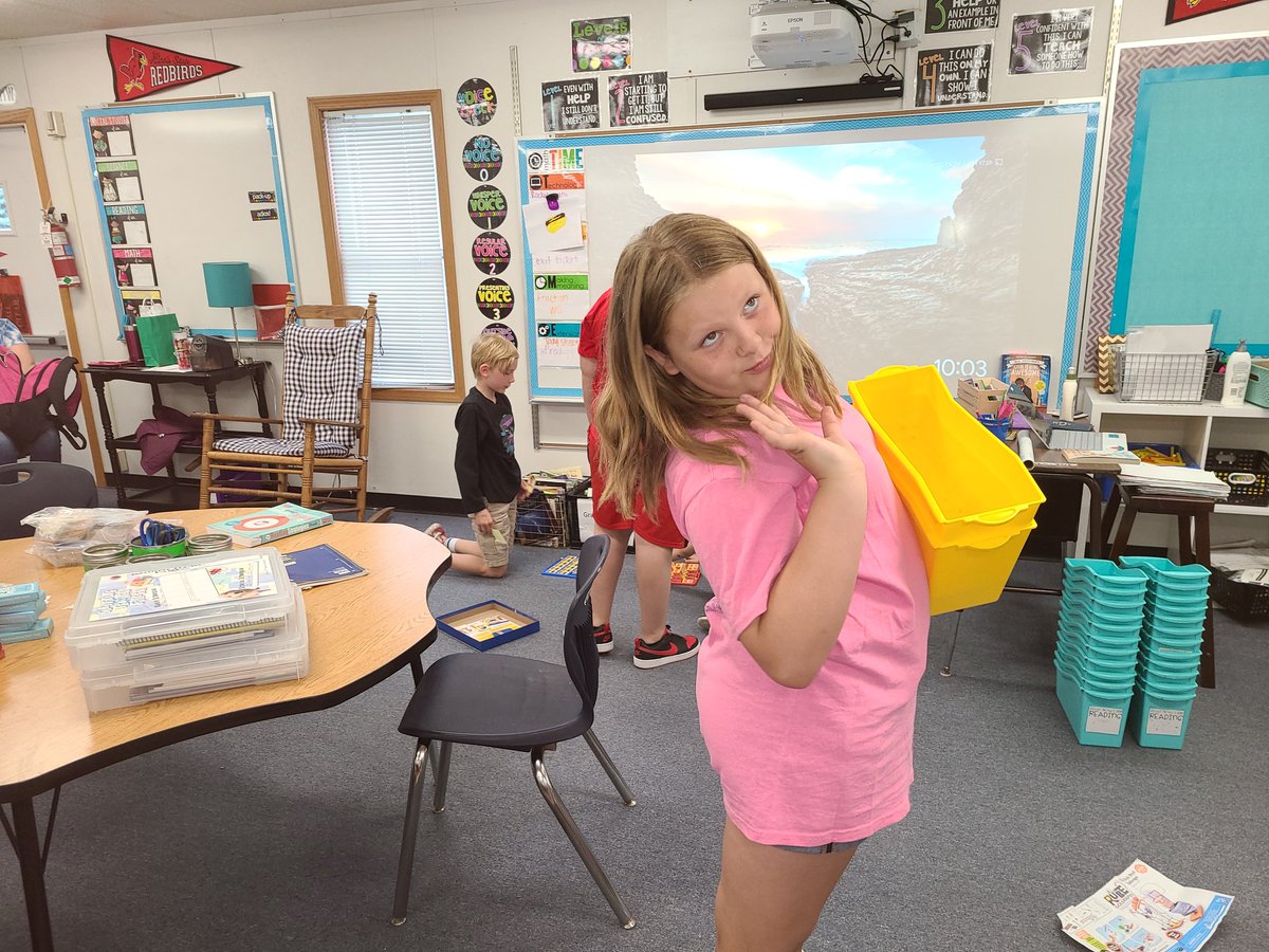 BrookeCandra's tweet photo. More fun with fourth grade #beevergreen https://t.co/FQPmjfNQpq