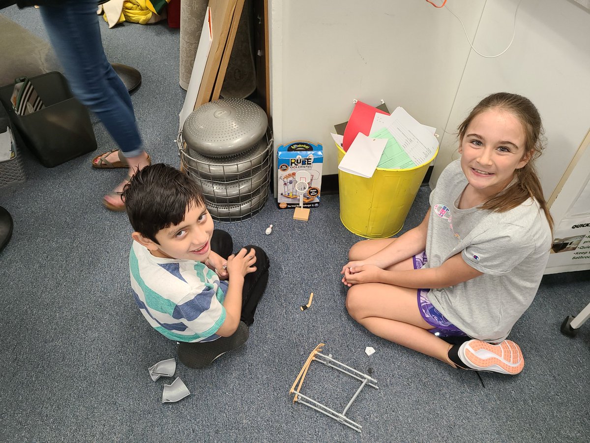 BrookeCandra's tweet photo. More fun with fourth grade #beevergreen https://t.co/FQPmjfNQpq