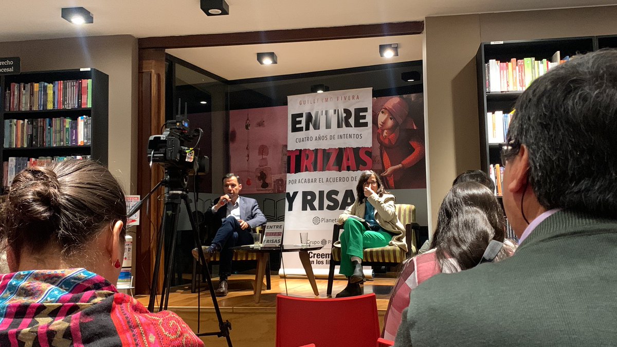 En el conversatorio con <a href="/riveraguillermo/">Guillermo Rivera</a> y <a href="/SaninPazC/">Carolina Sanín</a> en la Librería Lerner sobre el libro Entre trizas y risas.