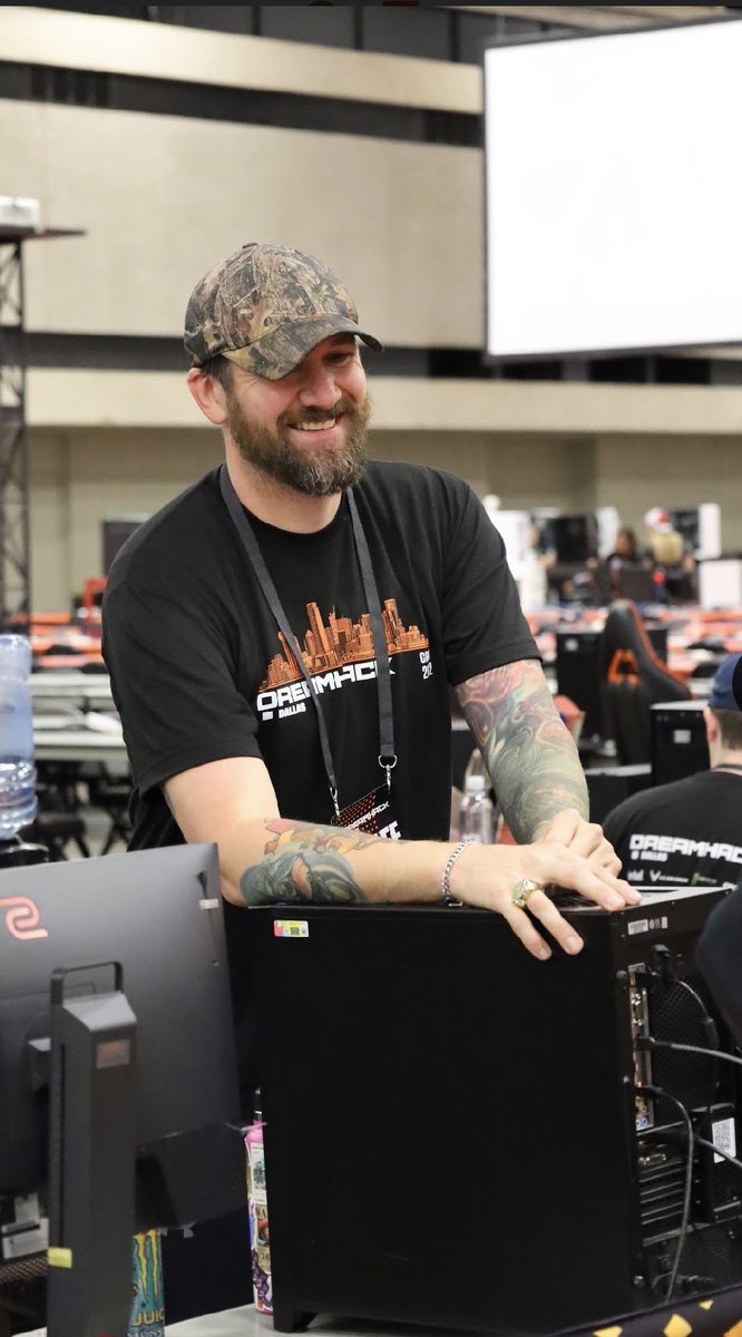 Icychiller54's tweet image. I got to meet so many young fresh folks in this industry. A lot nervous &amp;amp; worried about messing up. 

Just takes a smile, words of wisdom, confidence boosting, to help them realize they got this!

Be kind, take time to listen, above all be a leader! W @DreamHack 

📷- @KiroAims