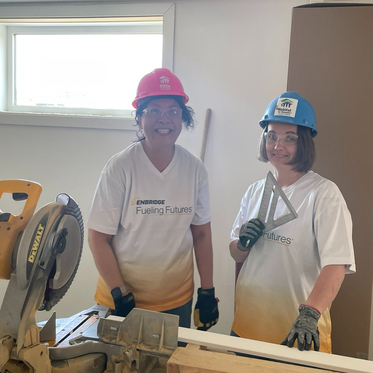 HFHSouthernAB's tweet photo. It takes many hands to build a Habitat home! Thank you to @Enbridge for giving funds and volunteering their time last week. 

#WeBuildHome #HabitatforHumanity https://t.co/dkw8yDVwy9
