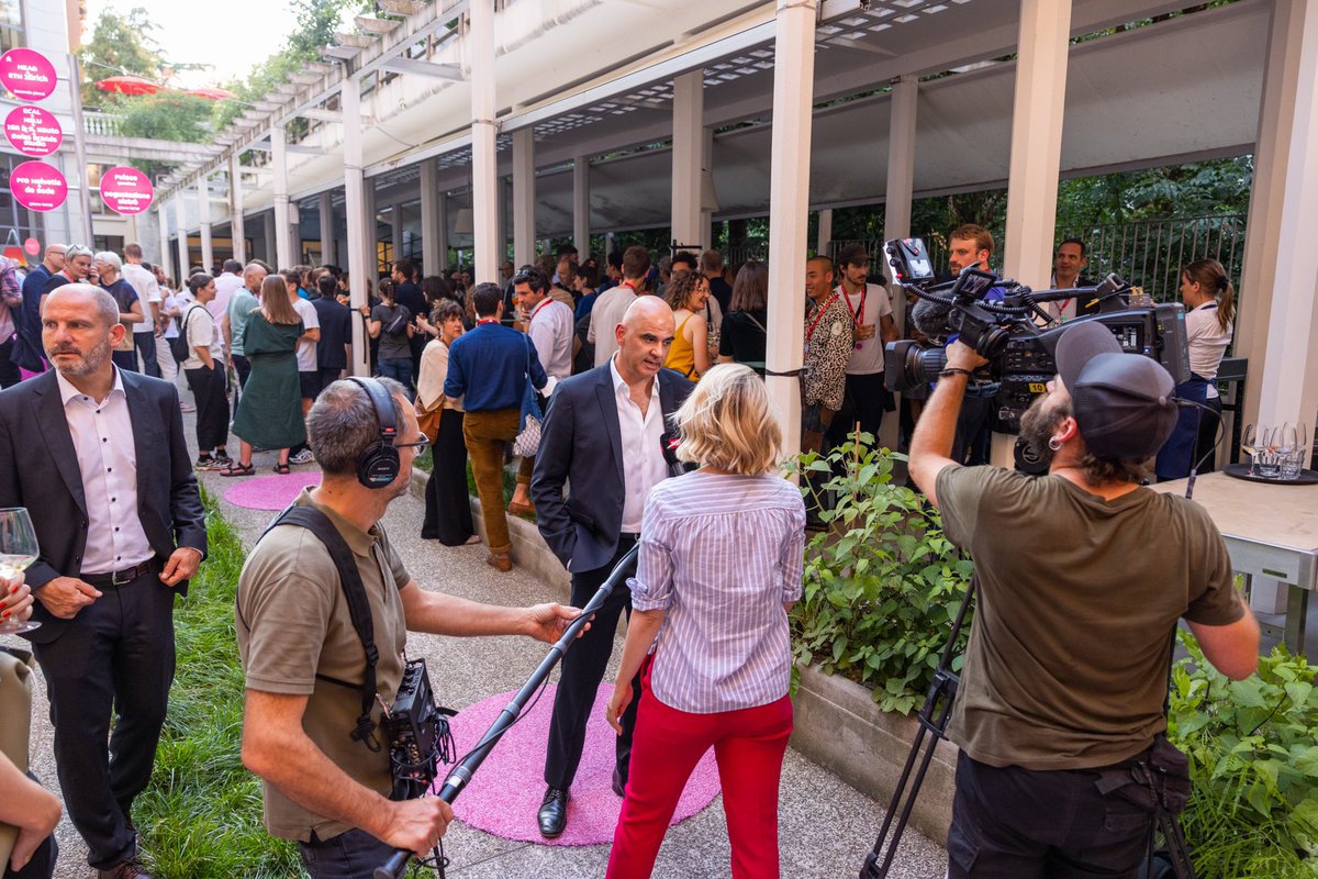 🥳 Inaugurata oggi la #DesignWeek 2022 alla House of Switzerland Milano con l'apertura ufficiale alla presenza del Ministro🇨🇭della Cultura <a href="/alain_berset/">Alain Berset</a> <a href="/EDI_DFI/">EDI – DFI – DFI</a> @prohelvetia <a href="/ambasciatasvizz/">Ambasciata di Svizzera in Italia</a> <a href="/Presence_Suisse/">Alexandre Edelmann</a> #SwissMi #Fuorisalone2022