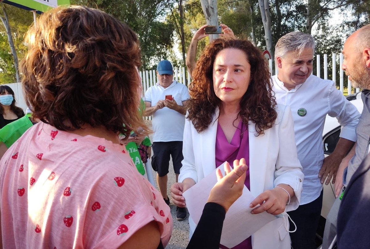 ccoortva's tweet photo. Hoy hemos estado reclamando #FijezaYAenRTVA a lxs candidatxs a la presidencia de @AndaluciaJunta. Agradecemos a @TeresaRodr_, @InmaNietoC y @_JuanEspadas haberse parado a escucharnos y mostrarnos su apoyo. Son #239plazas Ni una menos. #OtraRTVAesPosible https://t.co/STZPiCSNjn