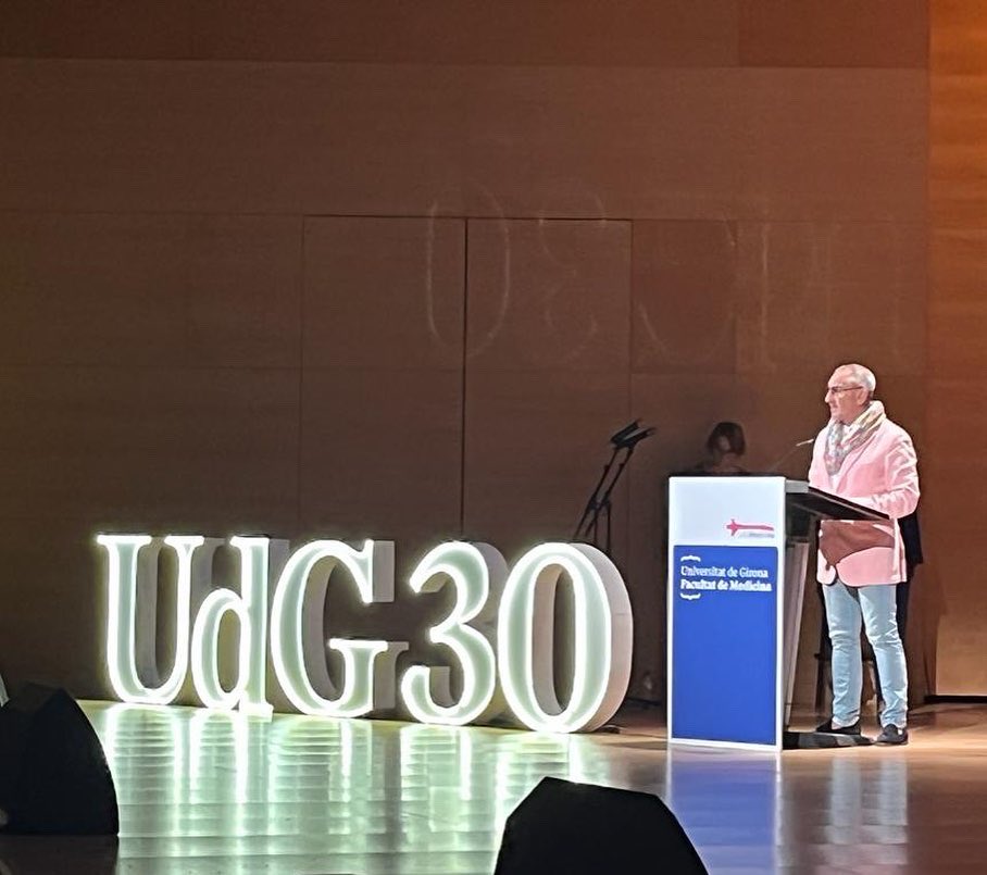 Facultat de Medicina (@udgmedicina) on Twitter photo Esclat d’emocions en l’acte de graduació de la 9a promoció de metgesses i metges de la <a href="/UdGMedicina/">Facultat de Medicina</a> .
Orgull i satisfacció poder aportar a la societat una nova fornada de tan bons professionals. Enhorabona company@s ! <a href="/univgirona/">Universitat de Girona</a> <a href="/htrueta/">Hospital Trueta</a> <a href="/idibgi/">IDIBGI Institut d'Investigació Biomèdica de Girona</a> <a href="/iasgirona/">Institut d’Assistència Sanitària</a> @girona_cat Esclat d’emocions en l’acte de graduació de la 9a promoció de metgesses i metges de la <a href="/UdGMedicina/">Facultat de Medicina</a> .
Orgull i satisfacció poder aportar a la societat una nova fornada de tan bons professionals. Enhorabona company@s ! <a href="/univgirona/">Universitat de Girona</a> <a href="/htrueta/">Hospital Trueta</a> <a href="/idibgi/">IDIBGI Institut d'Investigació Biomèdica de Girona</a> <a href="/iasgirona/">Institut d’Assistència Sanitària</a> @girona_cat