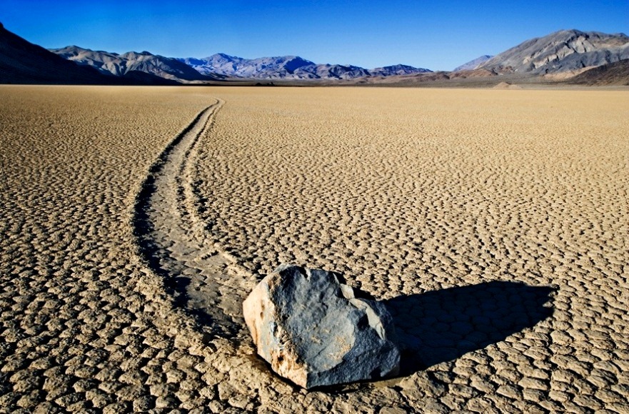 pantomathfred's tweet photo. سنگ های دره مرگ (#Death_Valley) #کالیفرنیا بدون دلیل مشخصی حرکت میکنن! بهشون #sailing_stones میگن و کسی به چشم ندیده که حرکت کنن ولی ردی که از خودشون به جا میذارن و تغییر لوکیشنشون نشون میده که تکون میخورن https://t.co/2mtX30qjfE