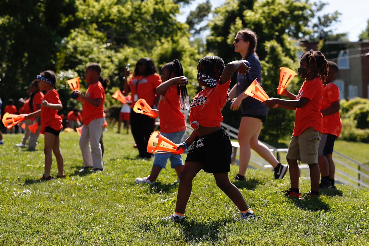 OsCommunity's tweet photo. 🗣️ PLAY BALL! With the help of @Nike, we kicked off our week full of @PlayBall Day field events today with the over 700 students at @WWPCEM. 

Dillon Tate, Tim Cossins, and former Oriole Larry Bigbie were on hand to assist at the stations! https://t.co/Il7gR1507Q