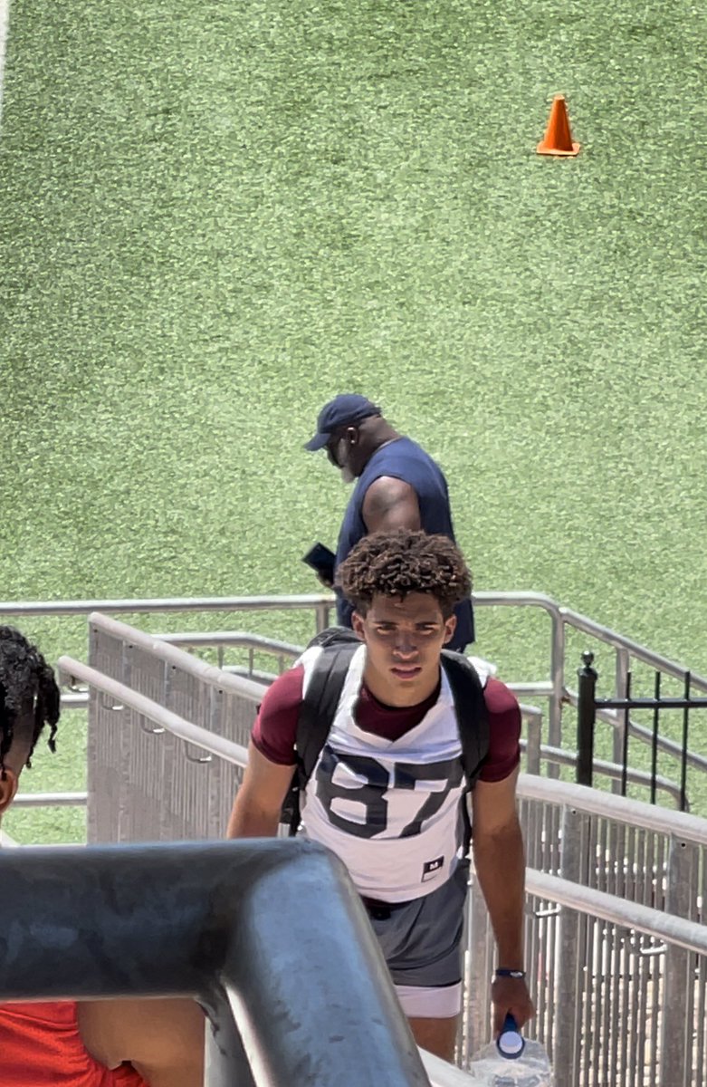 dejuanlawrence_'s tweet photo. I had a great time at the @LibertyFootball Prospect Camp! Awesome working with the coaching staff. Liberty has great facilities and faith based leadership Hungry‼️ 🍽
@MChorowicz @CoachHughFreeze @jenntull @CullenLCasey @BruceSJohnson @CoachJackCurtis @darius_eubanks
#Inferno22 https://t.co/lIOQ2DUw16