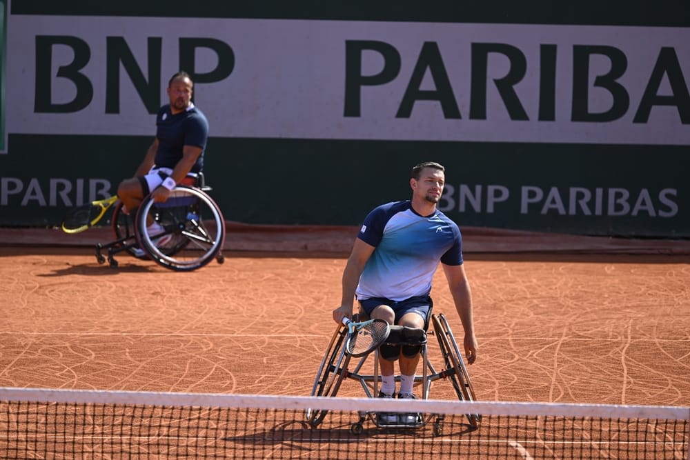 JoachimGerard's tweet photo. Pas les résultats que l'on espérait pour ce @rolandgarros 2022 . Cela renforce la motivation pour travailler, travailler, travailler et revenir plus fort l'année prochaine 👊 Au revoir Paris ! 🇫🇷 
📸 Loic Wacziak, Philippe Montigny / FFT https://t.co/YXwu7s11b4