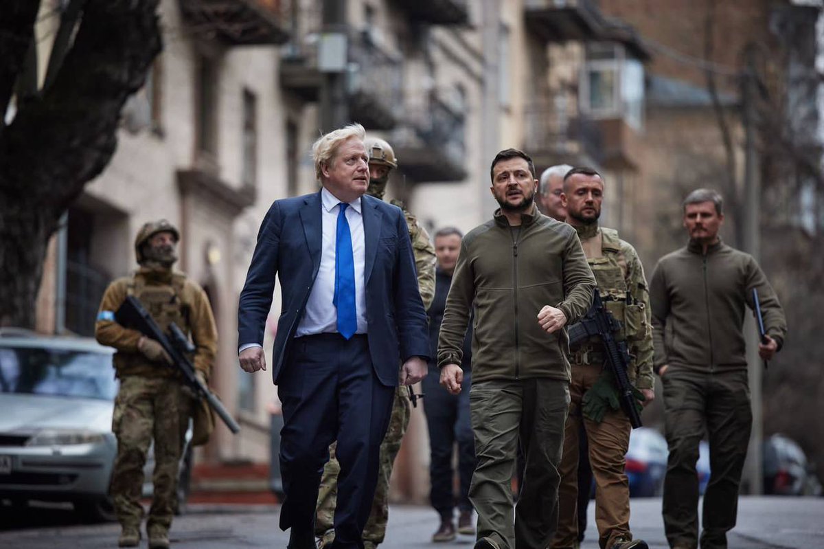 Podolyak_M's tweet photo. Leadership is always a heavy burden. @BorisJohnson was one of the first who realized the menace of 🇷🇺 &amp; stood by @ZelenskyyUa to protect the free world from barbaric invasion. The world needs such leaders. The UK is a Great friend of 🇺🇦. 🇬🇧 crown is a shield of democratic world. https://t.co/BGjLvy8IhH