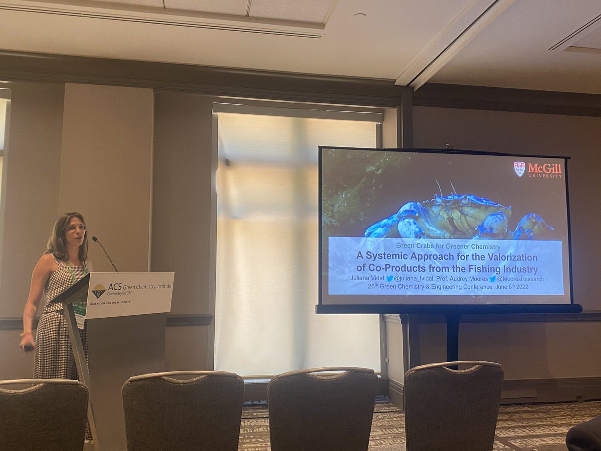 Superstar @juliana_lvidal telling us about the good and the bad sides of green crabs at #gcande 🦀