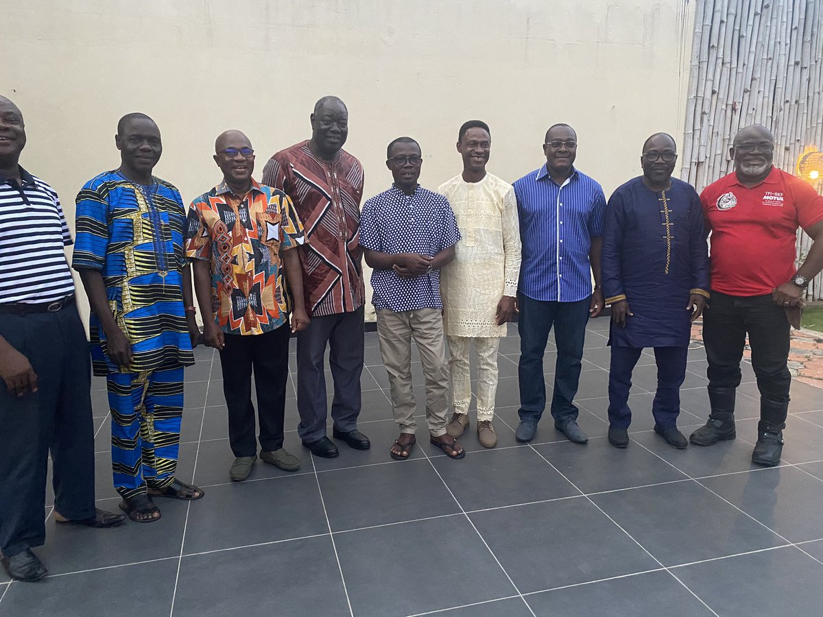 TanamaToba's tweet photo. Moments très intéressants avec les anciens collègues de formation en #journalisme au #CESTI au #Sénégal . #MathiasAyena #ParfaitDzivenou #AnoumouAmekudji #JohnTakou #RichardSolitoki #EmileKenkou #AmbroiseKlevor. En présence du doyen #MartinFaye, un de nos éminents professeurs. https://t.co/RxQg64js9V