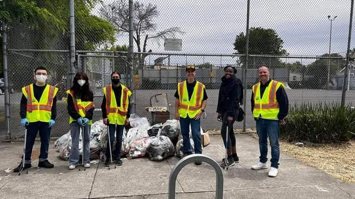 66thmob's tweet photo. TEAM M.O.B. DOES IT AGAIN, OAKLAND CITY WIDE. 
~Saturday, June 4th, 2022.~
•Feeding Unhoused Citizens and Cleaning up Garbage around Homeless Encampments &amp; parks.
•Thank you to everybody. Your only as strong as your team. https://t.co/mEGs0079WQ
