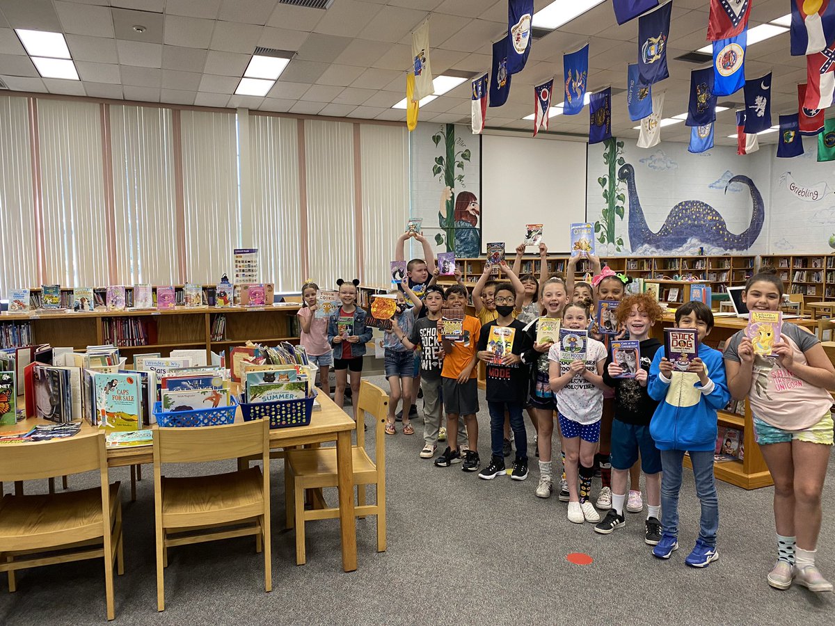 ErinLowman826's tweet photo. Lots of happy readers at our Bulldog Book Swap @HowellTwpGrieb #howellreads #readcycle https://t.co/JAiKdK59hU