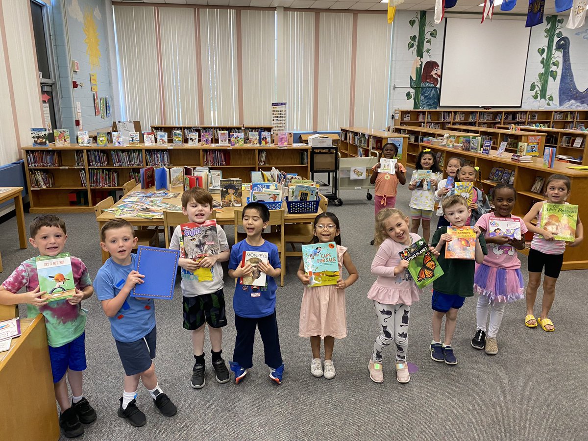 ErinLowman826's tweet photo. Lots of happy readers at our Bulldog Book Swap @HowellTwpGrieb #howellreads #readcycle https://t.co/JAiKdK59hU