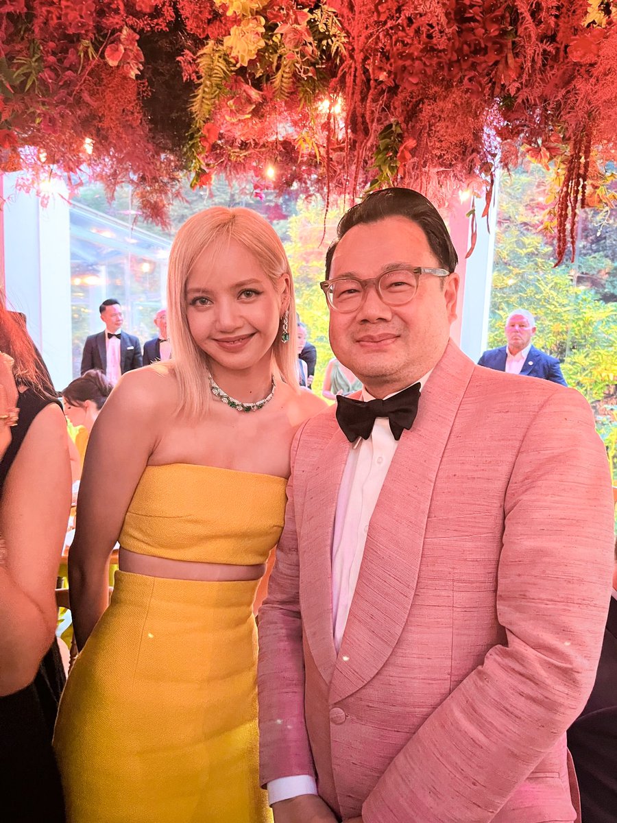 VogueThailand's tweet photo. ลิซ่า-ลลิษา มโนบาล พบกับ กุลวิทย์ เลาสุขศรี บรรณาธิการบริหารโว้กประเทศไทย ในงาน 'Bulgari Eden The Garden of Wonders' โดยลิซ่าเผยว่าอยากถ่ายภาพด้วย ทั้งคู่จึงถ่ายภาพร่วมกันหลังจบการนำเสนอคอลเล็กชั่น #Bulgari #BulgariHighJewelry #EdenTheGardenofWonders #LALISAxBvlgariEden https://t.co/RrrzaBGECh
